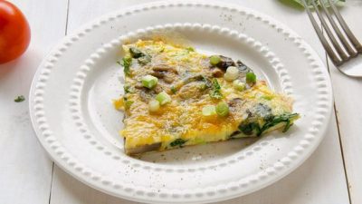 Омлет с шампиньонами и зеленью на завтрак