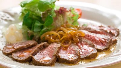 Ростбиф из говядины с шампиньонами и луком