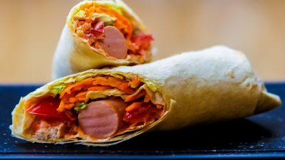 Хот-дог с пекинской капустой в лаваше
