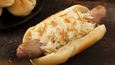 Хот-дог с квашеной капустой и зеленью