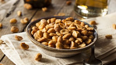 Арахис с сахарной пудрой в микроволновке