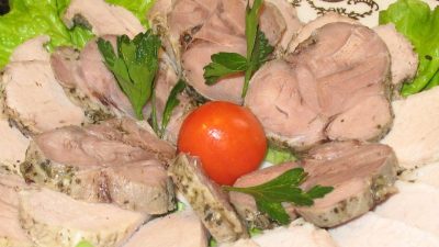 Буженина из курицы с приправами в молоке