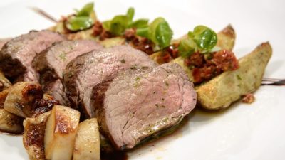 Буженина из свинины с грибами и беконом