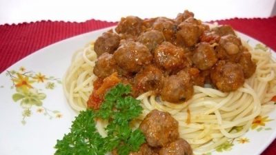 Спагетти с фрикадельками в сливочно-томатном соусе с чесноком
