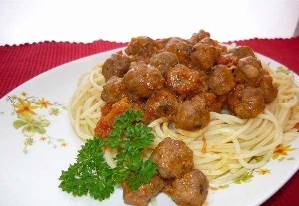 Спагетти с фрикадельками в сливочно-томатном соусе с чесноком