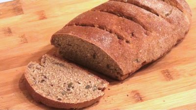 Бездрожжевой пшенично-ржаной хлеб с медом и семечками
