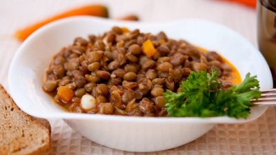 Каша из чечевицы со свининой в казане