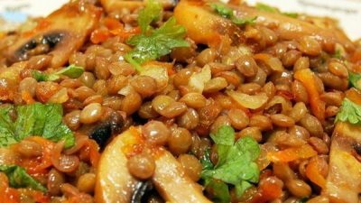 Каша из чечевицы с шампиньонами и чесноком