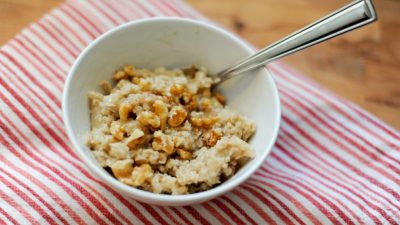 Овсянка на воде с орехами, медом и корицей