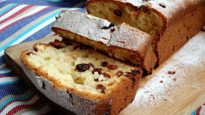 Сладкий хлеб с изюмом на молоке в духовке