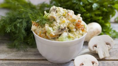 Салат с грудкой, шампиньонами и пекинской капустой