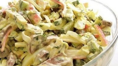 Салат с жареными крабовыми палочками, шампиньонами и морковью