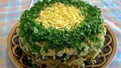 Слоеный салат с шампиньонами, куриным филе и картофелем