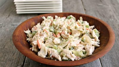 Салат с копченой курицей, шампиньонами и маринованными огурцами