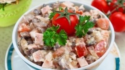 Салат с шампиньонами, колбасным сыром и ветчиной