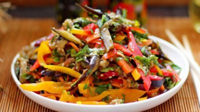 Салат с шампиньонами, кабачками и баклажанами