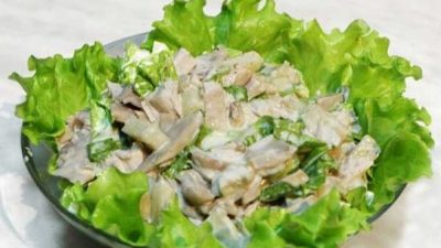Салат из курицы, грибов и огурцов с чесночным соусом
