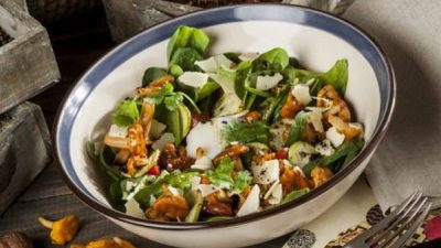 Грибной салат со шпинатом, яйцами и сухариками