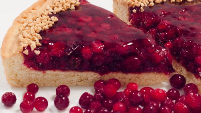 Открытый брусничный пирог из песочного теста