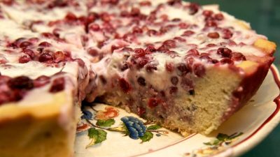Брусничный пирог со сметанной заливкой в духовке