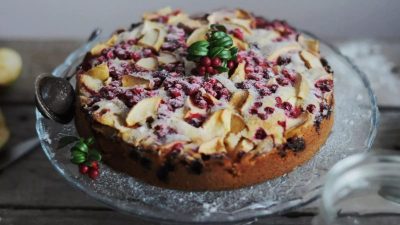 Пирог с брусникой и яблоками на сметане