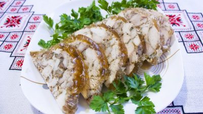 Куриный рулет с чесноком в бутылке