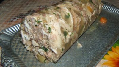 Домашний куриный рулет с грибами и луком