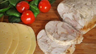 Куриный рулет с орехами и черносливом в бутылке
