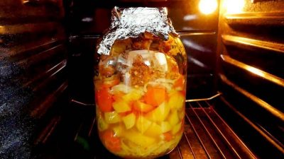 Курица в банке с болгарским перцем и помидорами