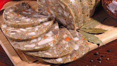 Сальтисон из свиной головы с мускатным орехом в желудке