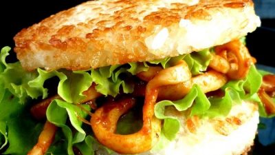 Рисовый бургер с кальмарами и соусом терияки