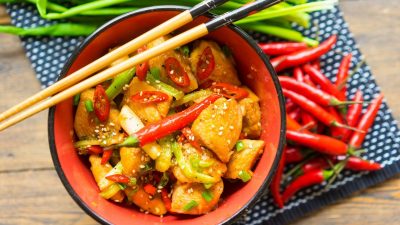 Курица гунбао с перцем чили и чесноком