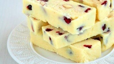 Батончики из белого шоколада со сгущенкой, фундуком и клюквой