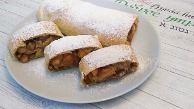 Штрудель с яблоками из слоеного теста