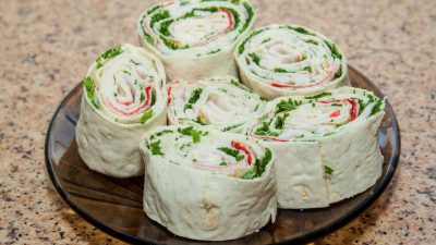 Закуска из лаваша с окорочком и корейской морковью