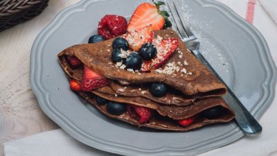 Шоколадные крепы с ореховой пастой Nutella и ягодами