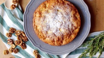 Шарлотка с кисло-сладкими яблоками в духовке