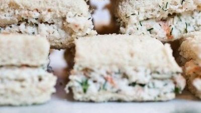 Бутерброды с пастой из креветок и соусом табаско