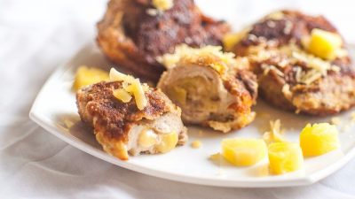Свиные «кармашки» с ананасами и сыром в панировке