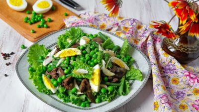 Салат с куриной печенью, горошком и фасолью