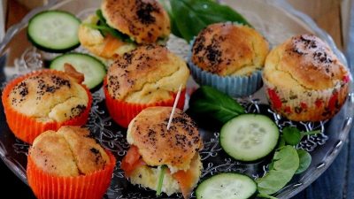 Маффины с огурцами и ветчиной