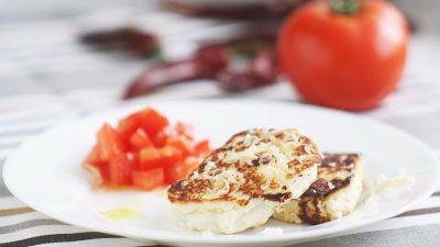 Пирожки из рикотты с овощным салатом