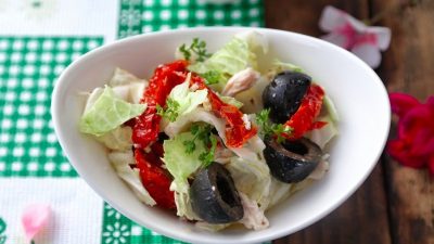 Салат с куриным филе, вялеными помидорами и маслинами