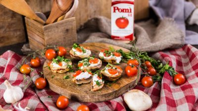 Фаршированные грибы с рикоттой и помидорами черри