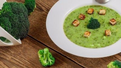 Суп-пюре из брокколи с кешью и гренками