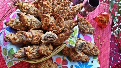 Ореховые рогалики с бананами и финиками