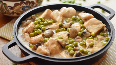 Куриное фрикасе с грибами и горошком в мультиварке