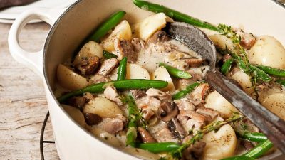 Куриное фрикасе с болгарским перцем и спаржей