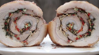Рулет из свиной брюшины с овощами и чесноком в фольге на углях
