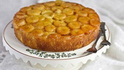 Шарлотка с бананами и орехами